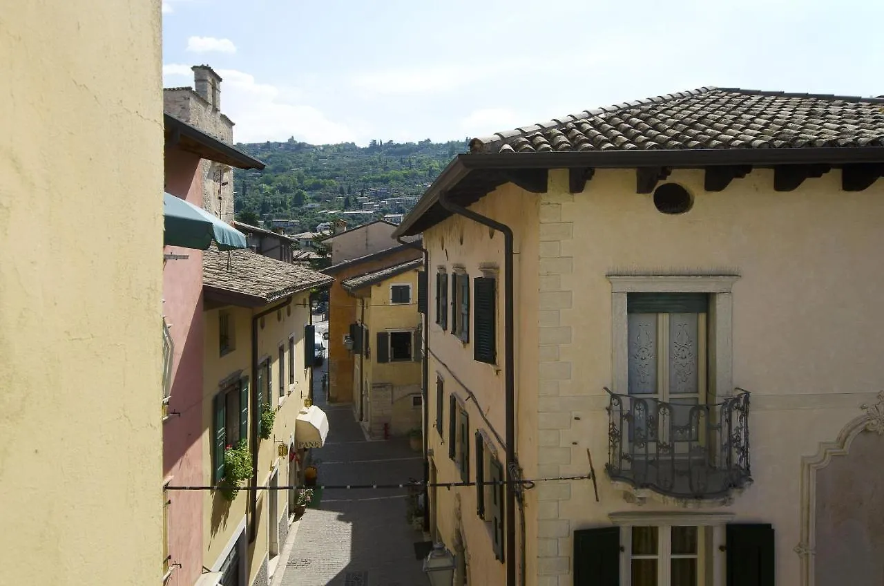 Elegante Appartamento Al Centro Storico トッリ・デル・ベーナコ 0*,  イタリア